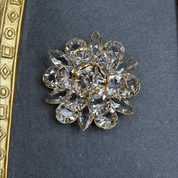 Vintage Juliana? Crystal Flower Brooch featuring clear, domed,& layered crystals - Picture 4 of 6